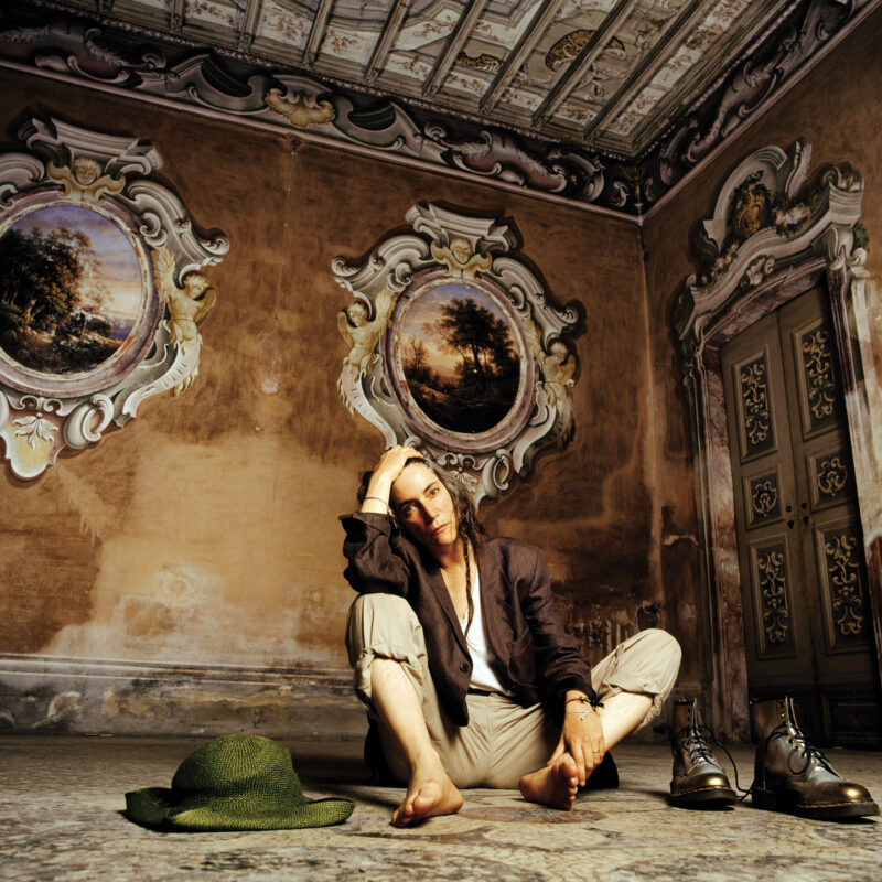 Patti Smith a Villa Arconati fotografata da Guido Harari nel 1996.